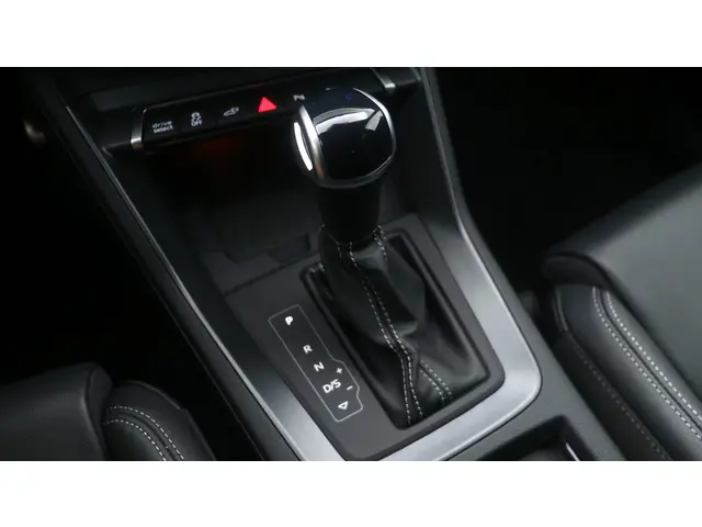 Audi Q3 45 TFSI e S edition 2025 Hybride Benzine 20