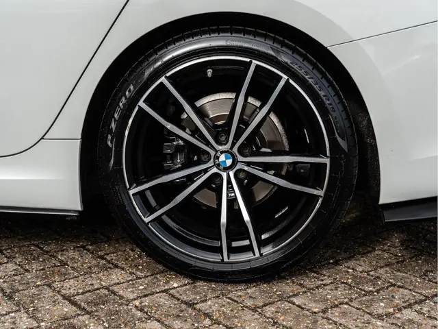 BMW 3 Serie 320i High Executive 2019 Benzine 12