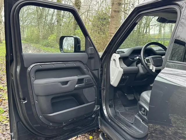 Land Rover Defender 110 P400E 2023 Hybride Benzine 10