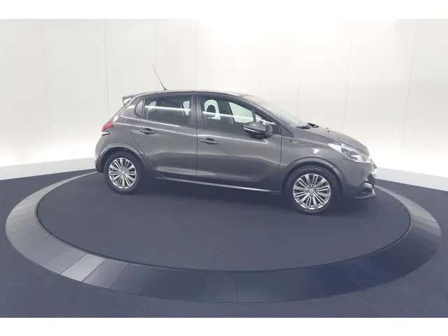 Peugeot 208 PureTech 82 Signature 2018 Benzine 8