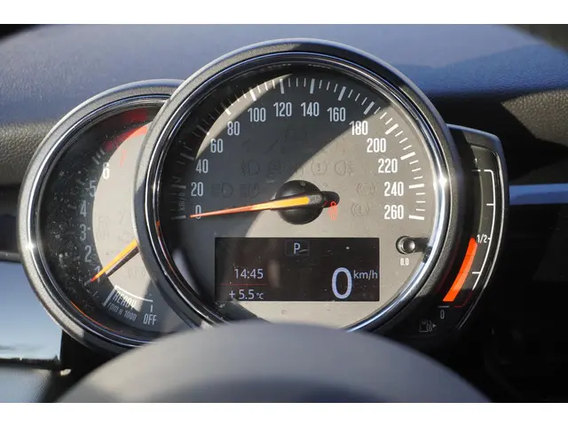 MINI 5-Deurs Cooper C 2023 Benzine 23