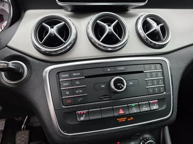 Mercedes-Benz GLA 180 Prestige 2015 Benzine 24