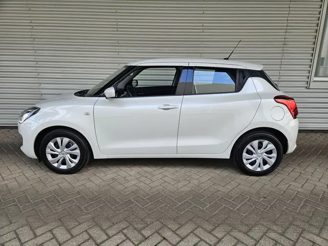 Suzuki Swift 1.2 Comfort Smart Hybrid 2023 Benzine 2