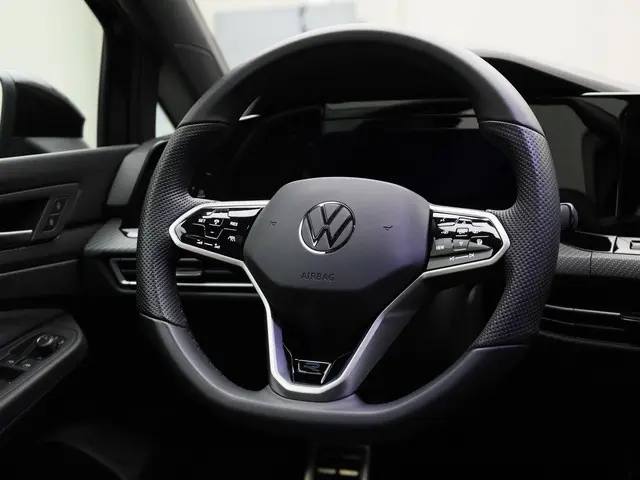 Volkswagen Golf 1.5 eTsi 150pk DSG R-Line 2023 Benzine 13