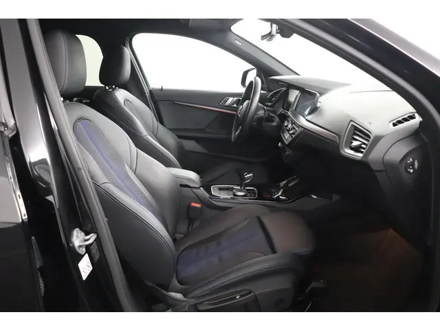 BMW 1 Serie 118i Executive Edition 2021 Benzine 18