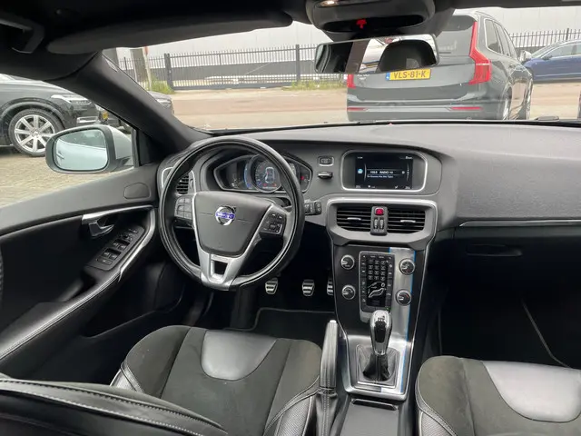 Volvo V40 2.0 T3 R-Design 2015 Benzine 13
