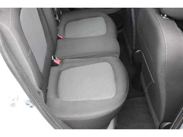 Hyundai i20 1.2i i-Motion 5 Drs 2013 Benzine 14