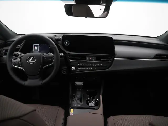 Lexus ES 300h Business Line 2023 Hybride Benzine 4