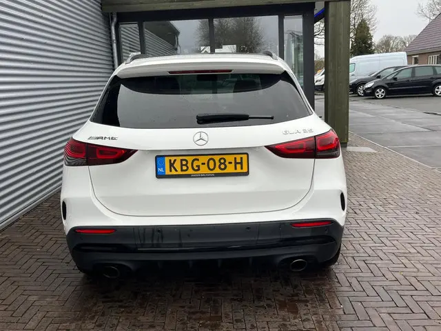 Mercedes-Benz GLA AMG 35 4MATIC 2021 Benzine 9