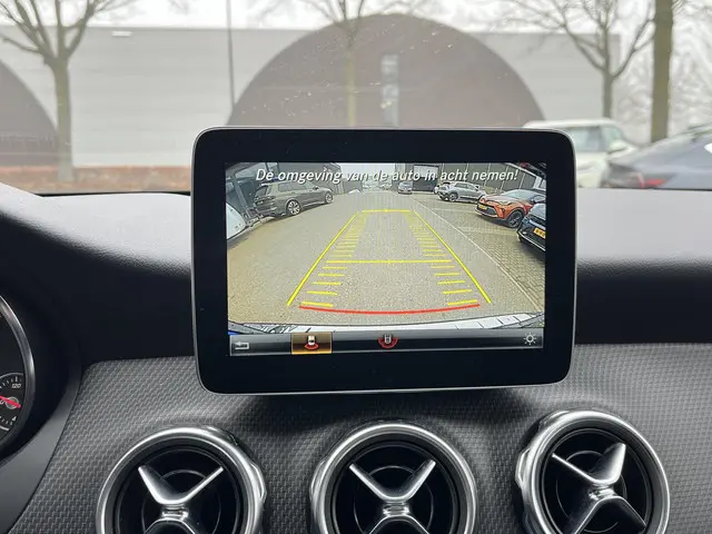 Mercedes-Benz GLA 180 Premium Plus 2018 Benzine 26