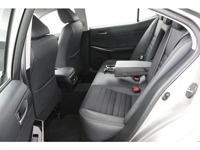Lexus IS 300h Hybrid Business Line 2017 Hybride Benzine 37