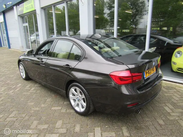 BMW 3 Serie 318i Lu.L Exec 2017 Benzine 8