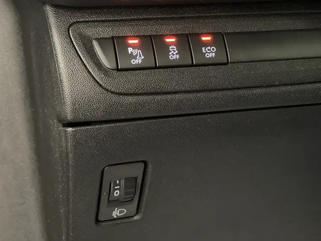 Peugeot 2008 1.2 PureTech Féline 2015 Benzine 20