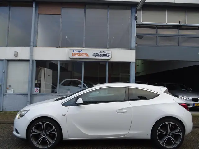 Opel Astra GTC 1.4 Turbo Sport 2012 Benzine 2