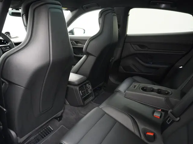 Porsche Taycan Performance 84 kWh 2023 Elektrisch 22