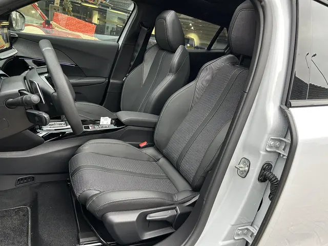 Peugeot 2008 1.2 Hybrid 145 PK GT 2025 Hybride Benzine 9