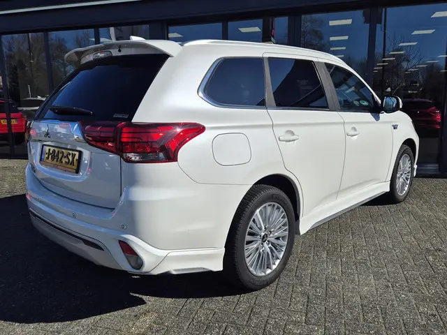 Mitsubishi Outlander 2.4 PHEV Pure+ 2020 Hybride Benzine 2
