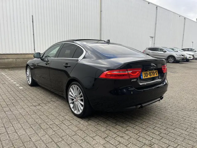 Jaguar XE 2.0 Portfolio 2015 Benzine 70