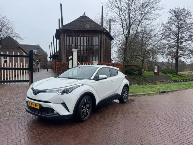 Toyota C-HR 1.8 Hybrid Bi-Tone 2017 Hybride Benzine 6