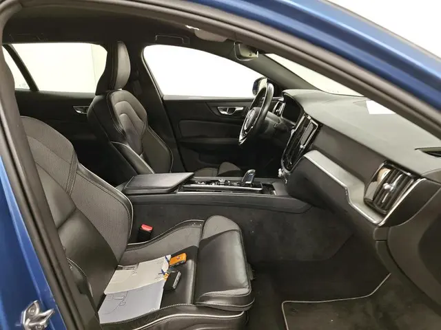 Volvo V60 2.0 B3 R-Design 2021 Benzine 13