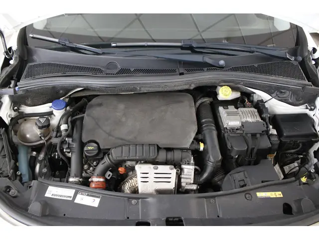 Peugeot 2008 1.2 PureTech Allure 110 PK. 2017 Benzine 36