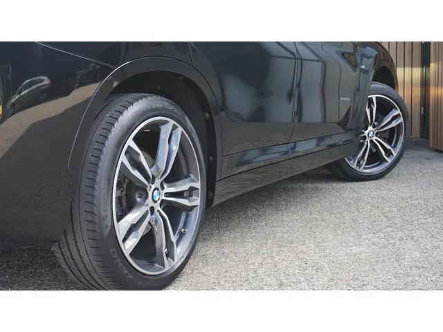 BMW X1 xDrive25i 232pk M-Sport & Shadow-Line 2017 Benzine 63