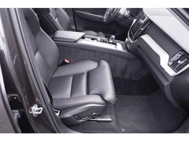 Volvo XC60 B5 Plus Dark 2023 Benzine 33
