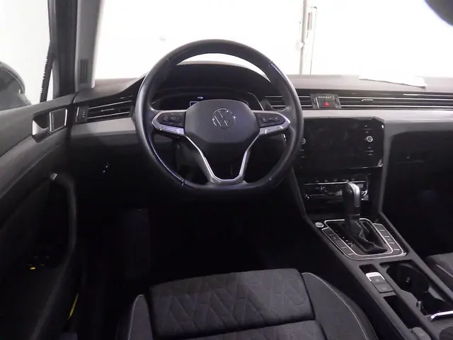 Volkswagen Passat VARIANT 1.5 TSI BUSINESS 2022 Benzine 4