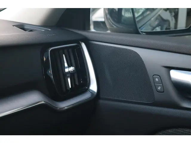 Volvo V60 2.0 B3 Essential Edition 2024 Benzine 30