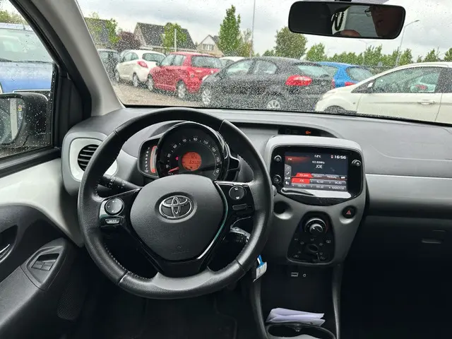 Toyota Aygo 1.0 VVT-i x-play ltd 2019 Benzine 16