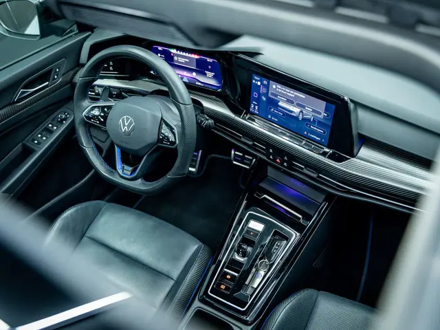 Volkswagen Golf 2.0 TSI R 4Motion 2024 Benzine 31