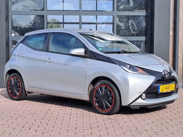 Toyota Aygo 1.0 VVT-i x-play 2016 Benzine 2