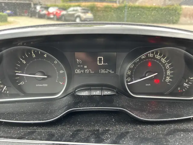 Peugeot 208 1.2 PureTech Signature 2019 Benzine 2