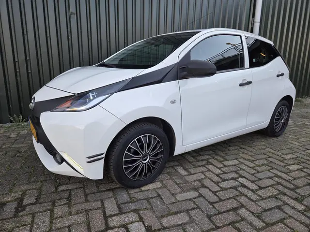 Toyota Aygo 1.0 VVT-i X-Play NAVI 2017 Benzine 2
