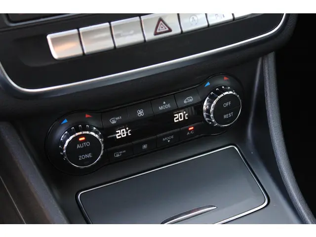 Mercedes-Benz CLA 180 AMG 2018 Benzine 16