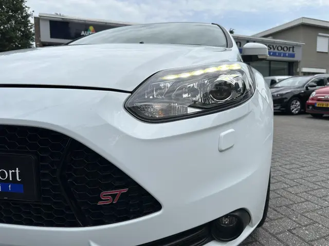 Ford Focus 2.0 EcoBoost 250PK ST-3 2014 Benzine 16