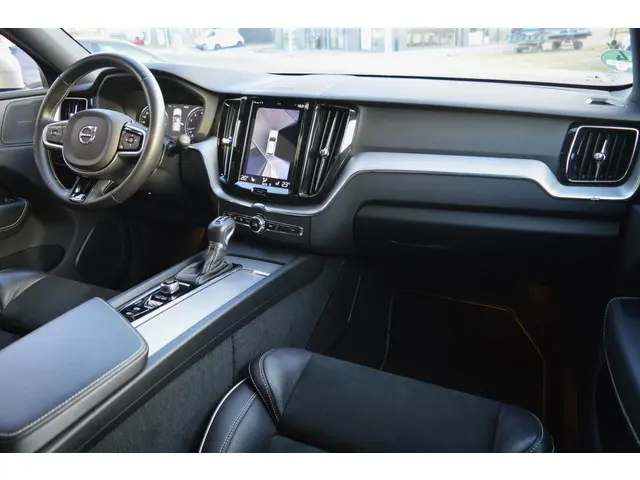 Volvo XC60 2.0 T5 AWD R-Design 2019 Benzine 13