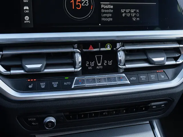 BMW 3 Serie 330i High Executive Edition 2019 Benzine 33