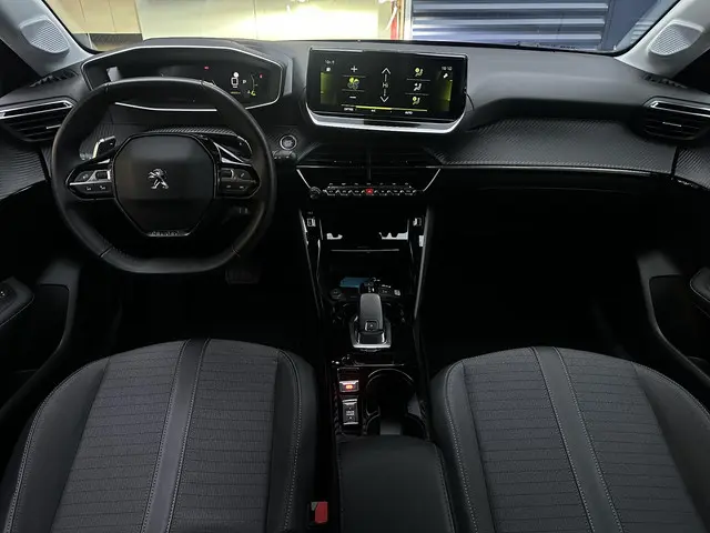 Peugeot 208 1.2 PureTech 130pk Allure Pack 2022 Benzine 12