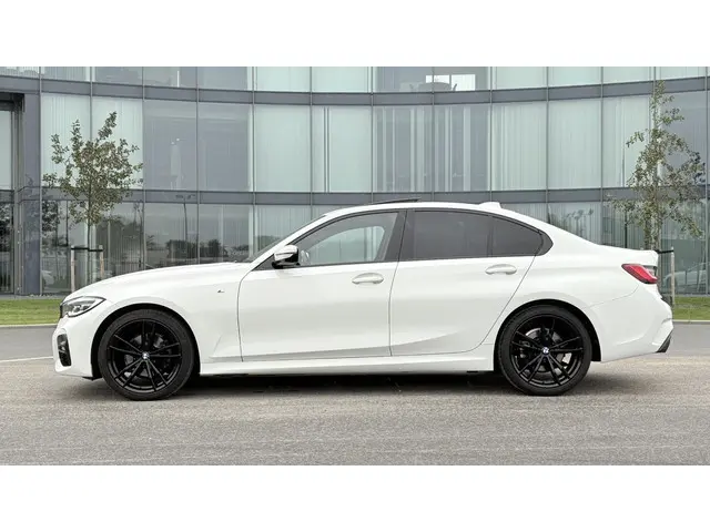BMW 3 Serie 320i High Executive 2020 Benzine 2