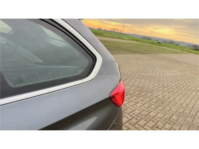 BMW 3 Serie Touring 330i xDrive M Sport 2015 Benzine 12