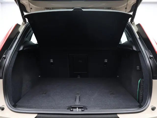 Volvo XC40 2.0 B4 Plus Dark 2025 Benzine 19