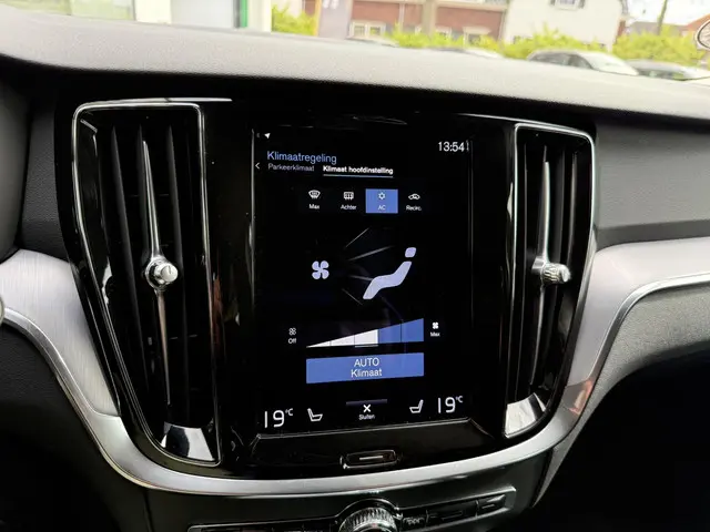 Volvo V60 2.0 B4 Momentum Bus. 2022 Benzine 32