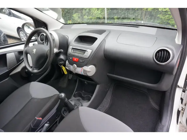 Peugeot 107 1.0 Access Accent / Airco / NAP / 2012 Benzine 11