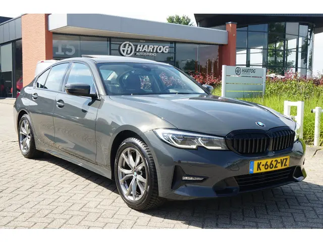 BMW 3 Serie 318i High Executive 2021 Benzine 37