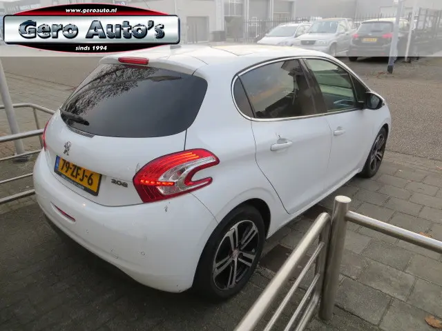 Peugeot 208 1.2 VTi Allure panorama dak 2012 Benzine 10