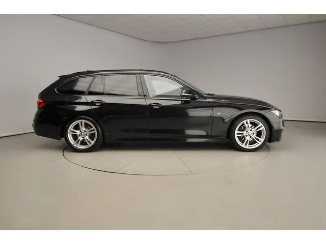 BMW 3 Serie Touring 320i 2019 Benzine 4