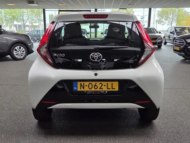 Toyota Aygo 1.0 VVT-i x-play 2021 Benzine 4