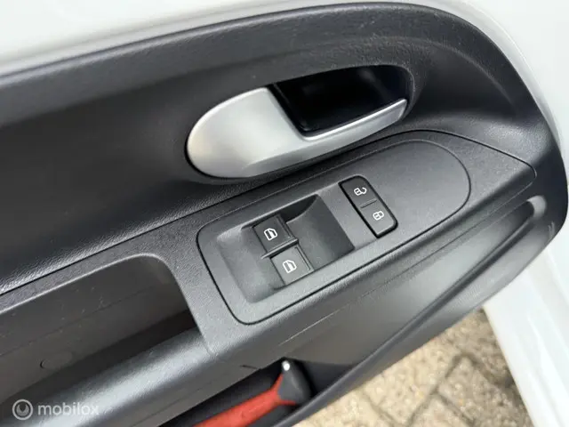 Volkswagen up! 1.0 BMT move up! BTW AIRCO 2020 Benzine 17