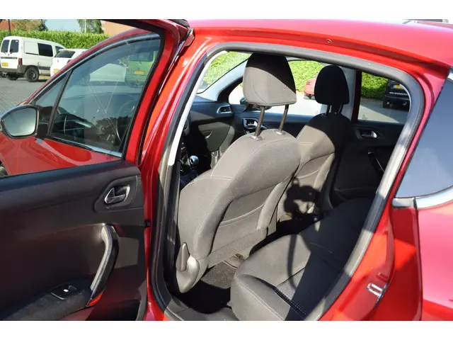 Peugeot 208 1.2 PureTech Allure panoramadak 2019 Benzine 7